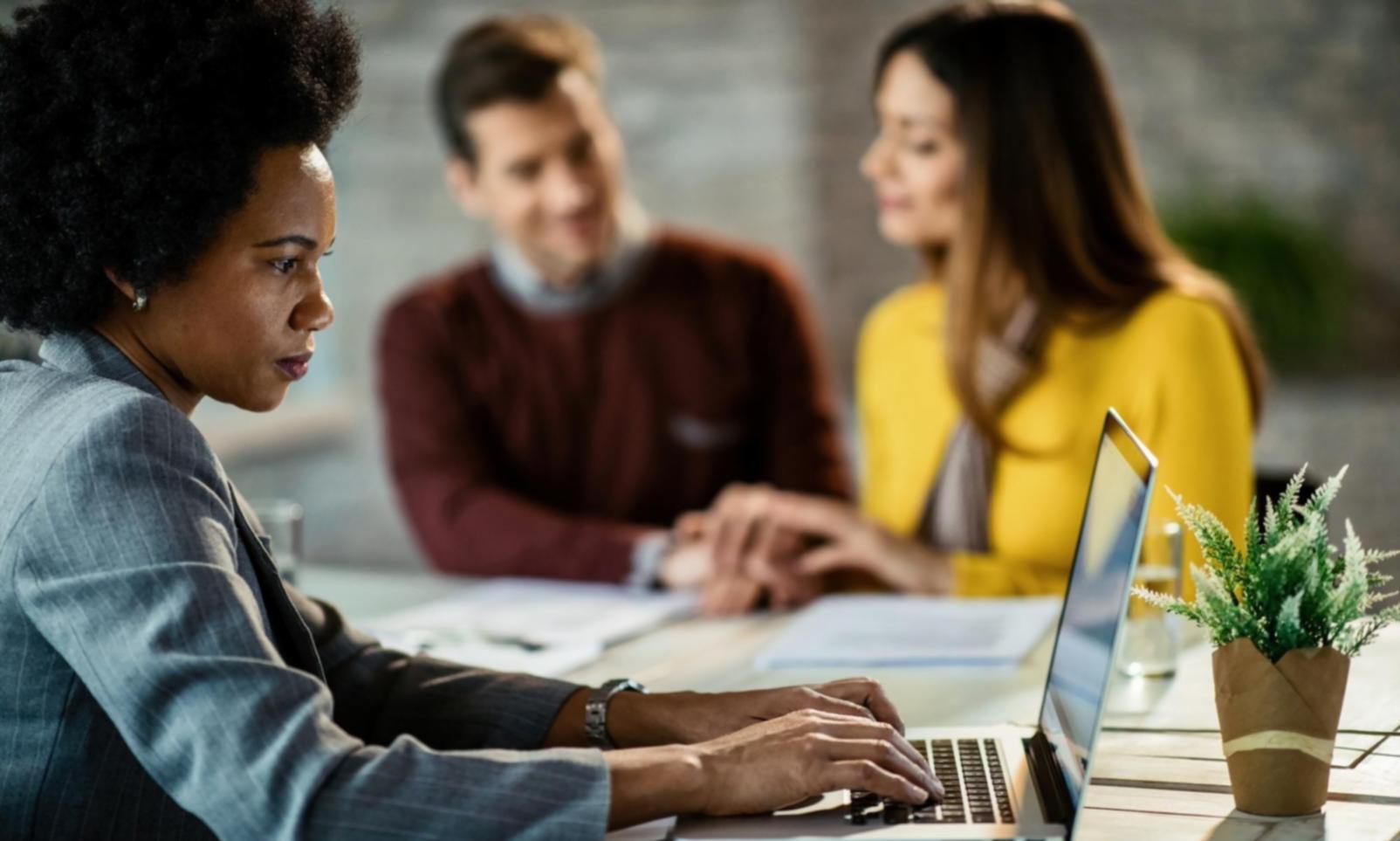 Sesión práctica de análisis financiero con documentación real de proyectos empresariales